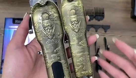 RESUXI Luxe Goude - 3 In 1 Set - Tondeuse + Haar Trimmer - Inclusief Kapmantel - Scheerapparaat + Hair Clipper - Mannen - Haartrimmer - Baard - Hoofdhaar - Snel Opladen - Draadloos - Trimmerset - Opzetstukken : 0,5mm, 1,5mm, 3mm, 6mm, 9mm, 12mm 4 RESUXI Luxe Goude - 3 In 1 Set - Tondeuse + Haar Trimmer - Inclusief Kapmantel - Scheerapparaat + Hair Clipper - Mannen - Haartrimmer - Baard - Hoofdhaar - Snel Opladen - Draadloos - Trimmerset - Opzetstukken : 0,5mm, 1,5mm, 3mm, 6mm, 9mm, 12mm - Afbeelding 2