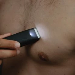 Balls Club De Chairman | Bodygroomer Voor Mannen | Trimmer | Voor Lichaam & Schaamstreek | Ontworpen Om Gevoelige Zones Te Trimmen | Waterdicht | LED-licht Voor Extra Zichtbaarheid | Lange Batterijduur ? Tot 120 Min 12 Balls Club De Chairman | Bodygroomer Voor Mannen | Trimmer | Voor Lichaam & Schaamstreek | Ontworpen Om Gevoelige Zones Te Trimmen | Waterdicht | LED-licht Voor Extra Zichtbaarheid | Lange Batterijduur ? Tot 120 Min -Philips winkel 550x550 669